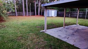 Property grounds - Comfortable Spacious 3 BR 2 BA pet and kid friendly home near Baton Rouge (Denham Springs)