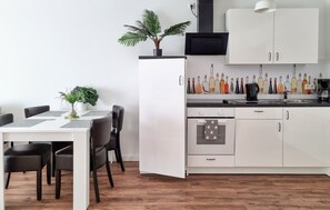 Frigorífic, forn, placa de cuina i cafetera i tetera 