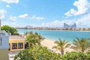 Beach - Immaculate 5-bed Villa in Dubai (Dubai)