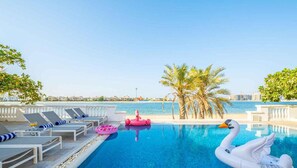 Pool - Immaculate 5-bed Villa in Dubai (Dubai)