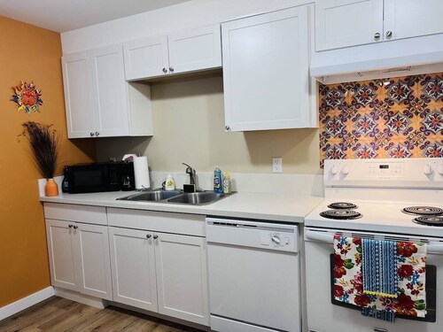 Talavera- vibrant Mexican-inspired apt in Salem