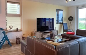 TV - Stunning home in Wieringerwerf (Wieringerwerf)