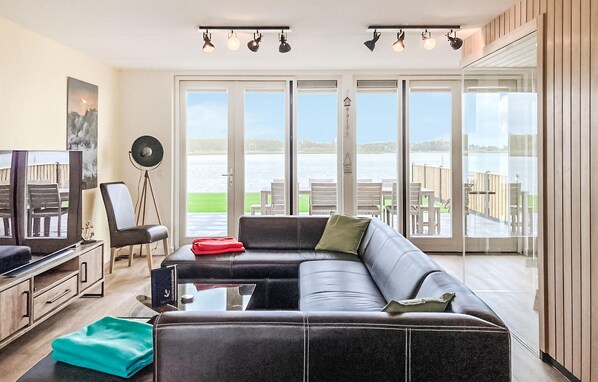 TV - Stunning home in Wieringerwerf (Wieringerwerf)