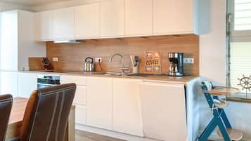 Réfrigérateur, four, lave-vaisselle, cafetiÚre/bouilloire