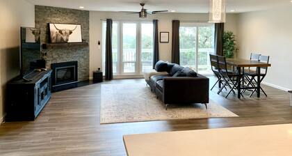 Exquisite Retreat: W/ Hot tub, Scenic Views, Shopping, & added on In-law Suite