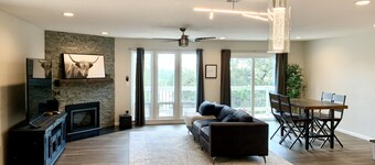 Exquisite Retreat: W/ Hot tub, Scenic Views, Shopping, & added on In-law Suite