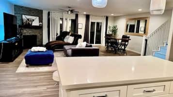 Smart TV, chimenea, reproductor de DVD, libros