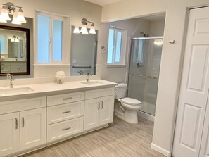 Bathtub, jetted bath, hair dryer, bidet
