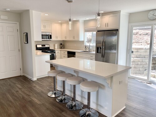 Exquisite Retreat: W/ Hot tub, Scenic Views, Shopping, & added on In-law Suite