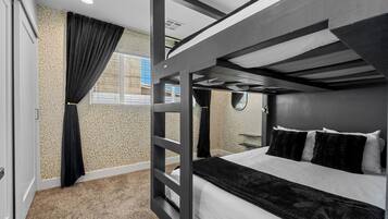 4 bedrooms, desk, free WiFi, bed sheets