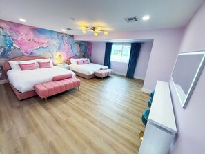 5 bedrooms, desk, free WiFi, bed sheets - The Pink Palm  7 min to Old Town (Scottsdale)