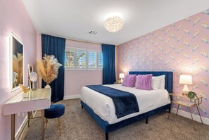5 bedrooms, desk, free WiFi, bed sheets - The Pink Palm  7 min to Old Town (Scottsdale)