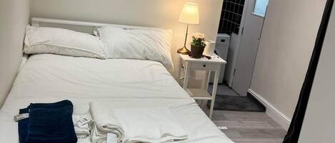 1 chambre, fer et planche Ă repasser, Wi-Fi gratuit, draps fournis