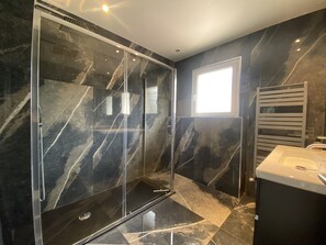 Bañera y secador de pelo