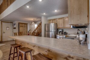 Kjøleskap, mikrobølgeovn, kokeplater og oppvaskmaskin