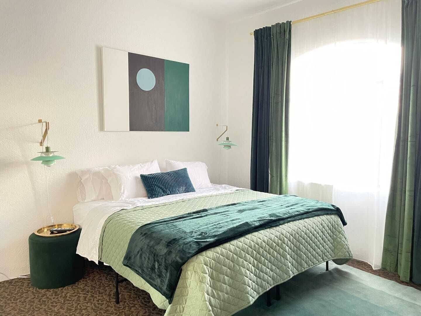 1 habitación, caja de seguridad en la habitación y escritorio 