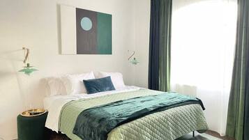 1 slaapkamer, een kluis op de kamer, een bureau