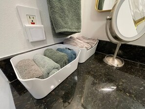 Bañera con ducha, artículos de tocador ecológicos, secador de pelo