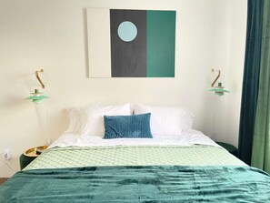 1 slaapkamer, een kluis op de kamer, een bureau