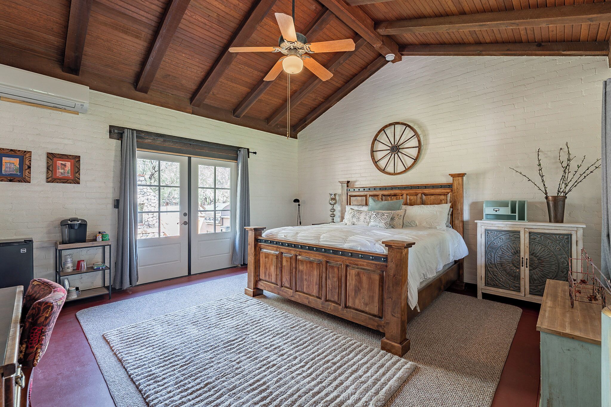 10 bedrooms, iron/ironing board, WiFi, bed sheets