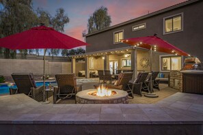 Outdoor dining - Heated pool, jacuzzi, Fast Wifi, Pac Man, Fire Pit, BBQ, Sleeps 14! (Phoenix)