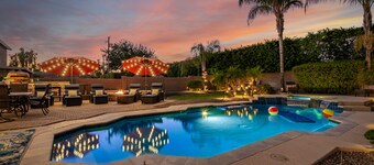 Heated pool, jacuzzi, Fast Wifi, Pac Man, Fire Pit, BBQ, Sleeps 14!