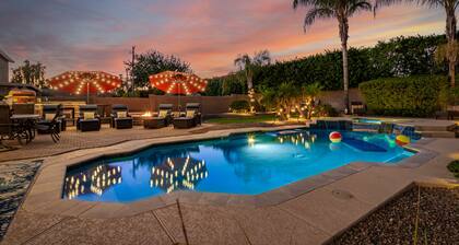 Heated pool, jacuzzi, Fast Wifi, Pac Man, Fire Pit, BBQ, Sleeps 14!