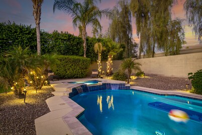 Heated pool, jacuzzi, Fast Wifi, Pac Man, Fire Pit, BBQ, Sleeps 14!