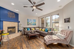 Smart TV, video games - Heated pool, jacuzzi, Fast Wifi, Pac Man, Fire Pit, BBQ, Sleeps 14! (Phoenix)