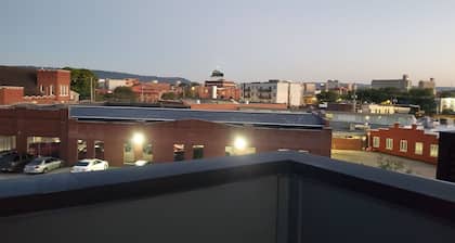 Historical Downtown, Private, Self-check-in, 1 car Parking, 1King & 1Queen beds