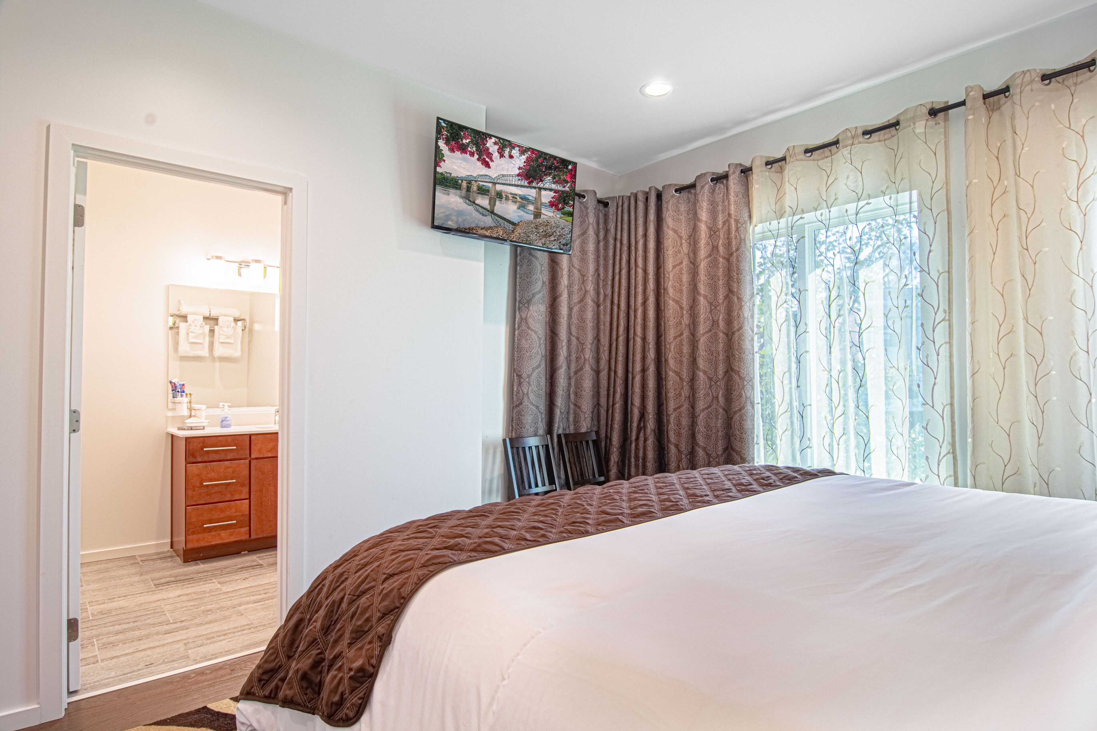 2 makuuhuonetta, työpöytä, pimennysverhot, silitysrauta/-lauta