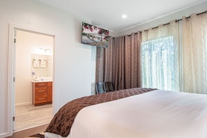 2 عدّة غرف نوم ومكتب وستائر تعتيم ومكواة/لوح كي