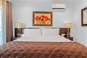 2 bedrooms, desk, blackout drapes, iron/ironing board - Historical Downtown, Private, Self-check-in, 1 car Parking, 1King & 1Queen beds (Chattanooga)