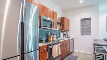 Geladeira, micro-ondas, fogão, cooktop
