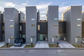 Exterior - Historical Downtown, Private, Self-check-in, 1 car Parking, 1King & 1Queen beds (Chattanooga)