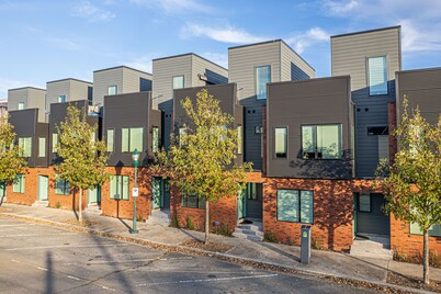 Historical Downtown, Private, Self-check-in, 1 car Parking, 1King & 1Queen beds