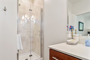 Hair dryer, bidet, towels, soap - Historical Downtown, Private, Self-check-in, 1 car Parking, 1King & 1Queen beds (Chattanooga)