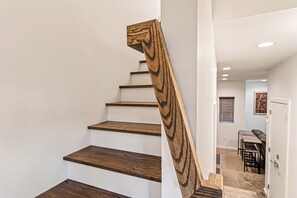 Interior - Historical Downtown, Private, Self-check-in, 1 car Parking, 1King & 1Queen beds (Chattanooga)