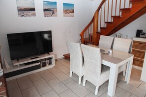 Dining - Schillplate - Cozy 70sqm house for 5 persons + dog with fireplace and garden (Krummhörn)