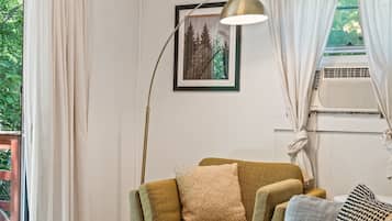 Una Smart TV, una chimenea, un reproductor estéreo