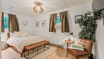 2 bedrooms, iron/ironing board, travel crib, free WiFi