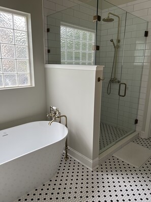 Combined shower/tub, hair dryer, towels, soap - Spacious Masters Rental - 8.7 miles from Augusta National! (Evans)