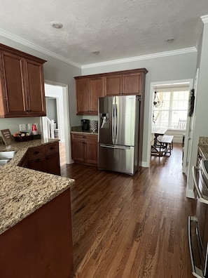 冰箱、微波炉、烤箱、炉灶