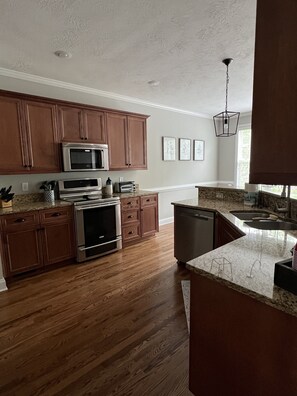 Fridge, microwave, oven, stovetop - Spacious Masters Rental - 8.7 miles from Augusta National! (Evans)