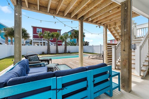 "Holdin' Tight" - Tasteful 4 Bedroom, 3.5 Bath with PRIVATE Pool, PET FRIENDLY!