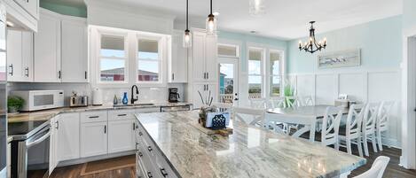 Frigorifero, microonde, forno, piano cottura