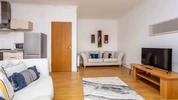 Apartemen Standar | Area keluarga | Smart TV 40-inci dengan saluran TV kabel, TV, dan Netflix