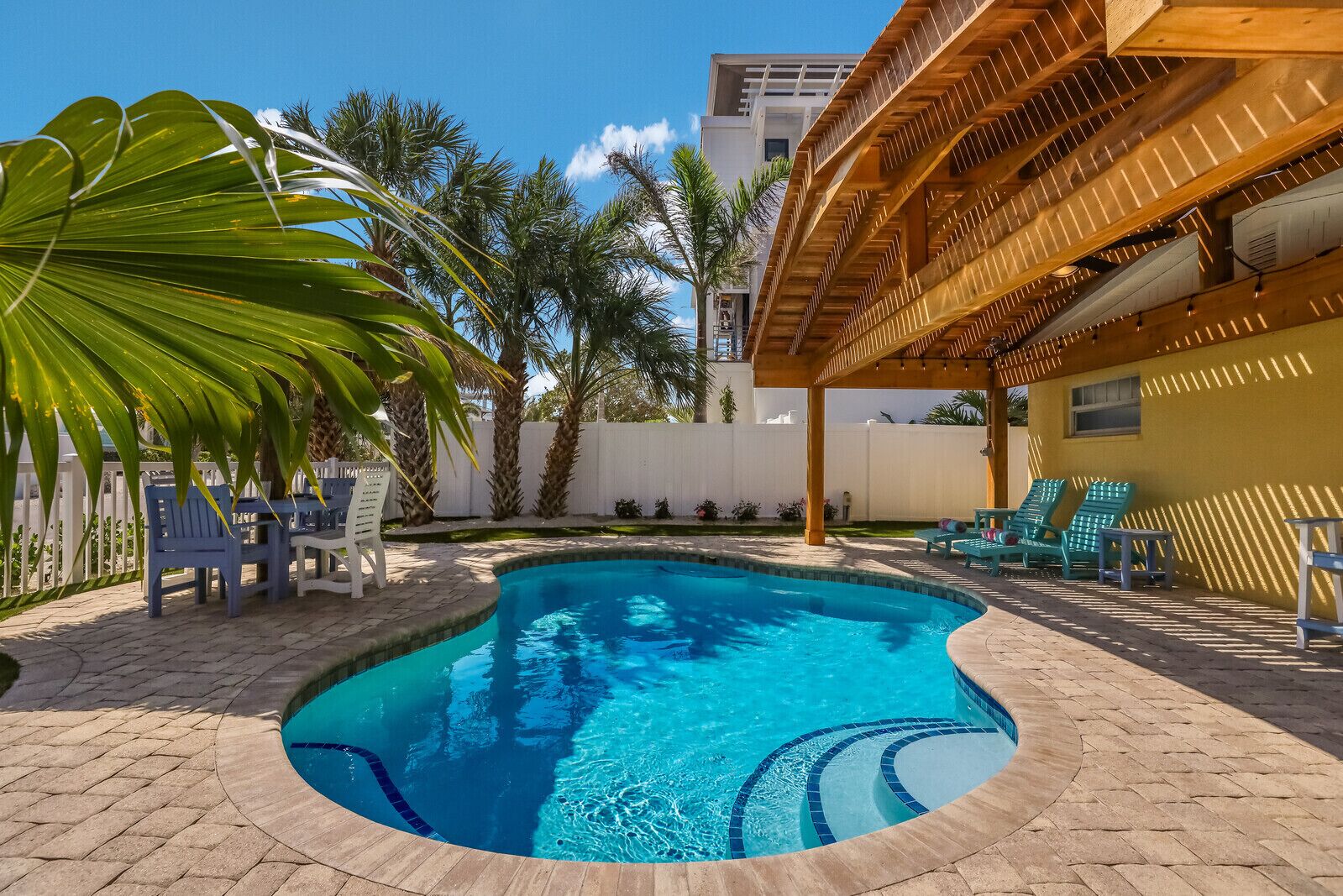 Piscine chauffée, chaises longues