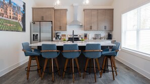 冷蔵庫、電子レンジ、オーブン、コンロ