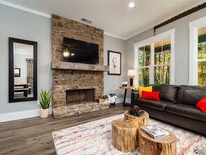 Smart-TV, peis, DVD-spiller og fotballspill